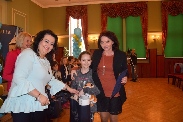Krystyna Gowik z córką Olą Żurawską- zwyciężczynie konkursu z Małgorzatą Węgłowską -Kanarek z Fundacji Black Butterflies, Ewy Minge