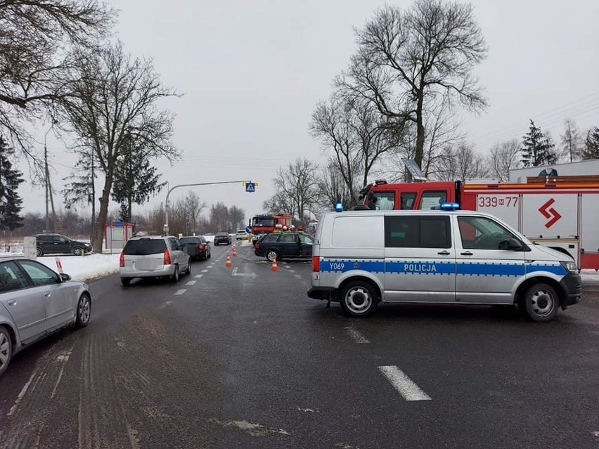 Zderzenie dwóch aut w Młodocinie Mniejszym w gminie Kowala. Audi zderzyło się z busem Renault, sprawca był pijany!