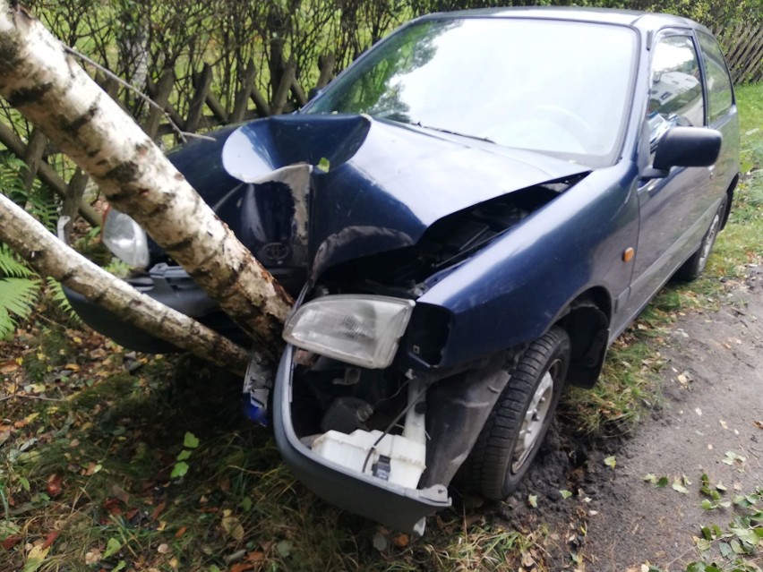 Kierowca osobowej toyoty uderzył w drzewo w miejscowości...