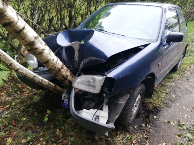 Kierowca osobowej toyoty uderzył w drzewo w miejscowości Chłopska Kępa (gmina Świeszyno). Policja szuka kierującego. Na zdjęciach widać granatową toyotę, która czołowo uderzyła w dwie brzozy. Patrol policyjny, którzy przyjechał na miejsce, nikogo nie zastał. Poważnie uszkodzony samochód jest porzucony, nie wiadomo, jak długo tu stoi i gdzie jest kierowca. Policja próbuje to ustalić. Zobacz także Koszalin: Wypadek na skrzyżowaniu ul. Fałata i ul. Wańkowicza (archiwum)