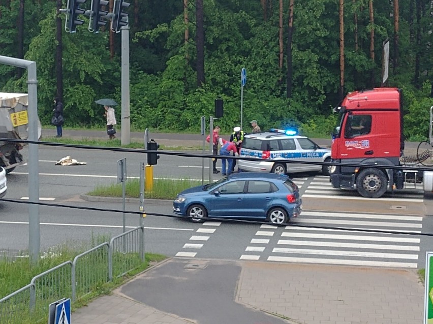 Kleosin: Potrącenie 26-letniej kobiety na przejściu dla pieszych przy sklepie Kukułka. Gigantyczne korki [ZDJĘCIA]