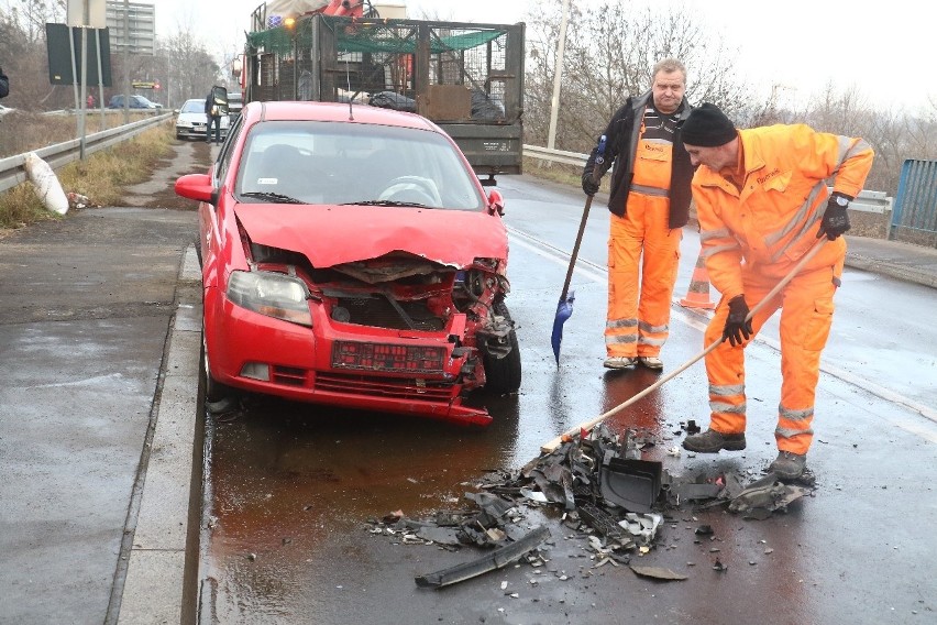 Wrocław: Wypadek na Gazowej. Czołowe zderzenie (ZDJĘCIA)