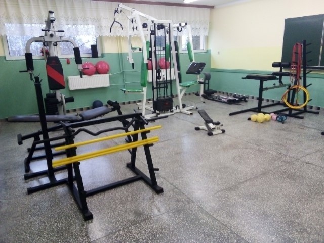 W szkole w Krynkach  z inicjatywy nauczyciela wychowania fizycznego powstała siłownia (ZDJĘCIA)