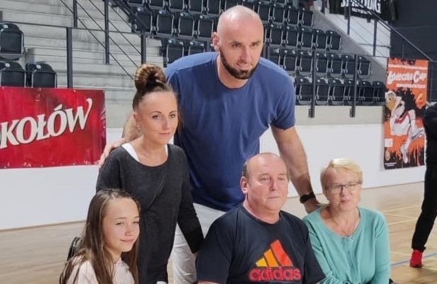 Marcin Gortat, córka, żona i rodzice zmarłego trenera Roberta Zająca