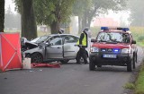 Tragiczny wypadek w Orłowie pod Inowrocławiem. Samochód uderzył w drzewo. Nie żyje kobieta, dwójka dzieci w szpitalu. Zdjęcia