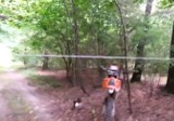 Pułapki na motocyklistów. Ktoś rozwiesza metalowe linki w lesie. "Jak stawianie sideł na zwierzęta"