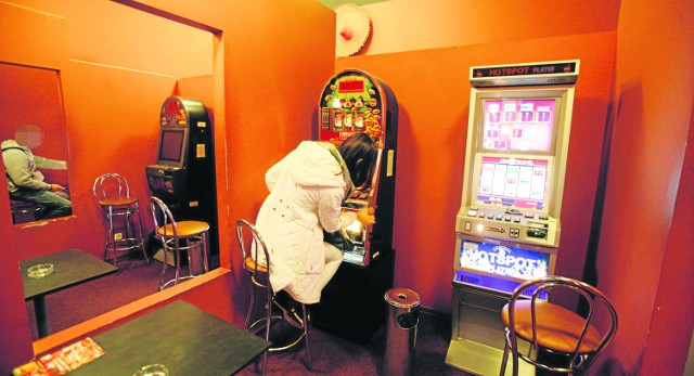 Według ustawy hazardowej na automatach do gier będzie można grać tylko w kasynach. A tych liczba w Polsce jest mocno ograniczona właśnie tą ustawą.
