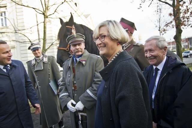 W sadzeniu przez wnuczkę marszałka Dębu Józefa Piłsudskiego uczestniczyli, m.in.  uczniowie , a także dorośli w mundurach piłsudczyków