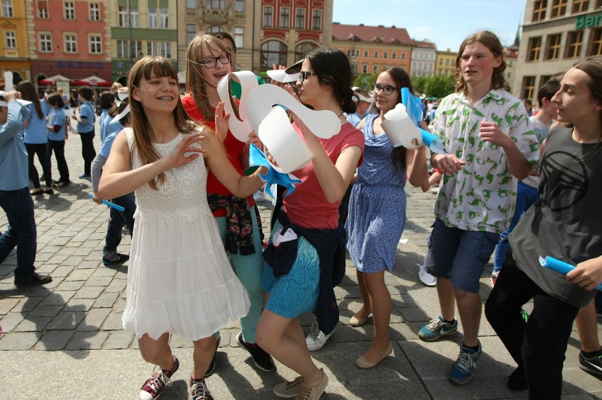 Wielki napis "POKÓJ" na płycie wrocławskiego Rynku. Zobacz, czy jesteś na zdjęciach (FOTO, FILM)