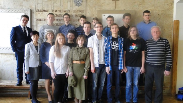 To tylko część uczniów Kochanowskiego, którzy osiągnęli najwyższe laury, wraz z nauczycielami.