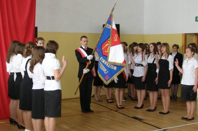 Uczniowie podstawówki i gimnazjum w Jastrzębiu ślubowali, że będą dbać o sztandar.