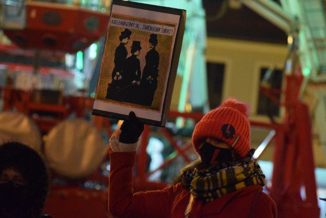 Strajk kobiet w Rybniku. Skromna manifestacja na Rynku.Zobacz kolejne zdjęcia. Przesuwaj zdjęcia w prawo - naciśnij strzałkę lub przycisk NASTĘPNE