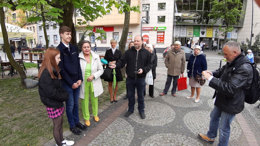 Posadzili wiśnię aby upamiętnić wstąpienie Polski do UE.