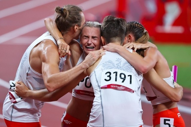 Polacy ze złotem na Igrzyskach Olimpijskich w Tokio. Medal wywalczyli w sztafecie 4 razy 400 metrów. Kim są śląscy biegacze? Przeczytaj.