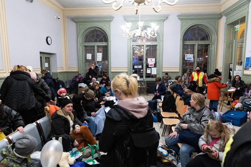 Dworzec PKP w Przemyślu. Wciąż wielu uchodźców z Ukrainy. Na miejscu pomagają im wolontariusze [ZDJĘCIA]
