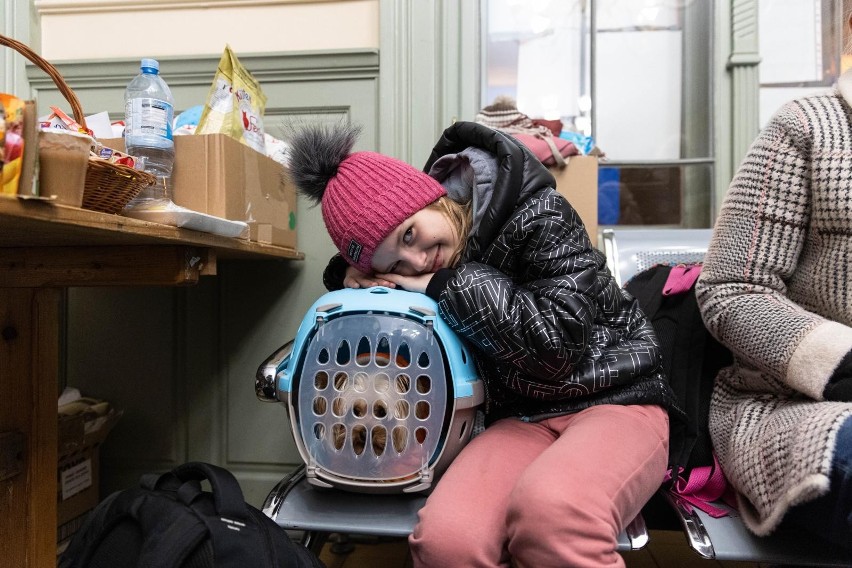 Dworzec PKP w Przemyślu. Wciąż wielu uchodźców z Ukrainy. Na miejscu pomagają im wolontariusze [ZDJĘCIA]