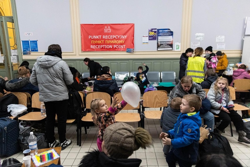 Dworzec PKP w Przemyślu. Wciąż wielu uchodźców z Ukrainy. Na miejscu pomagają im wolontariusze [ZDJĘCIA]
