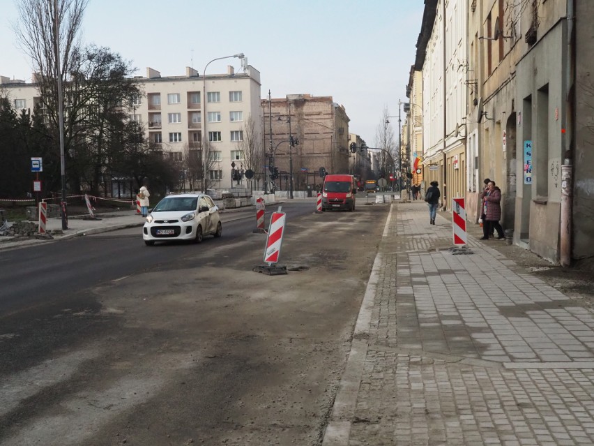 Remont ulicy Rewolucji 1905 roku w Łodzi wkracza w kolejny etap. W najbliższych dniach drogowcy zamkną odcinek od Sterlinga do Placu Pokoju