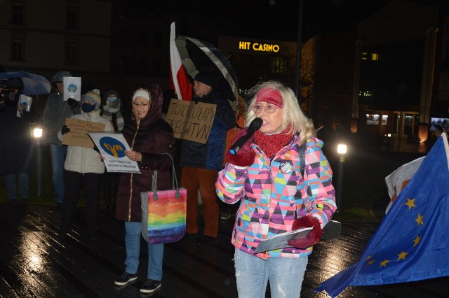 - Nie zgadzamy się na „blitzkrieg” PiS-u, który w półtorej godziny przegłosował „lex TVN” - wołała Małgorzata Besz-Janicka, liderka opolskiego KOD-u.