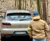 Blokada dróg w powiecie puckim. Policja szukała skradzionego porsche macan. Złodzieje porzucili auto za 160 tysięcy w lesie koło Świecina