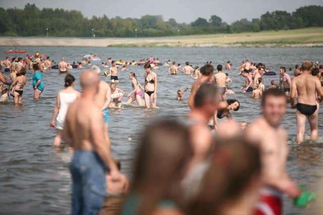 W upalne dni nad zalewem w Domaniowie kąpie się mnóstwo osób.