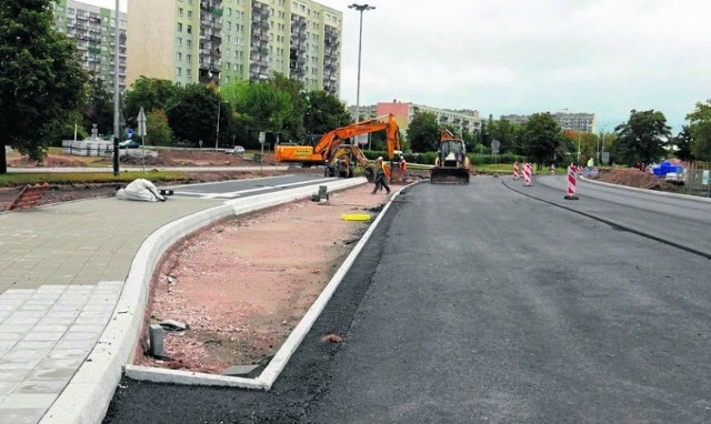 Wokół ronda są budowane nowe chodniki i drogi rowerowe.