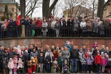 Akcja „Niepodległa do Hymnu” przed Pałacem Biskupów Krakowskich w Kielcach. Mnóstwo osób z dumą śpiewało "Mazurka Dąbrowskiego" ZDJĘCIA 