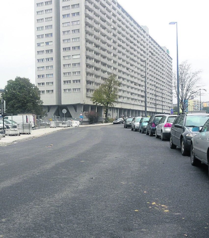 Ulica - plac budowy jest zastawiona samochodami