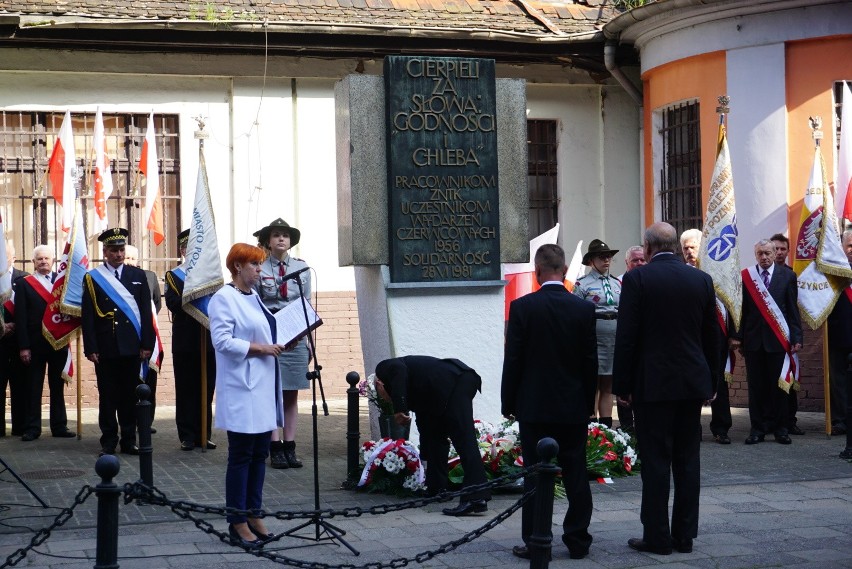 Czerwiec 56: Złożenie kwiatów pod zakładem ZNTK