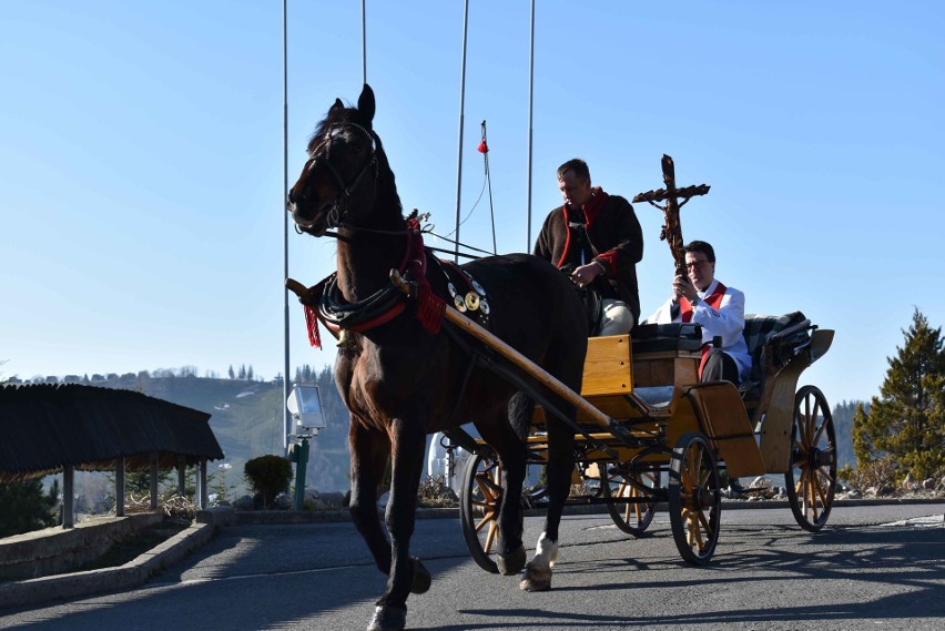 Wielki Piątek w Zakopanem. Księża z krzyżami jeździli po mieście pod Giewontem 