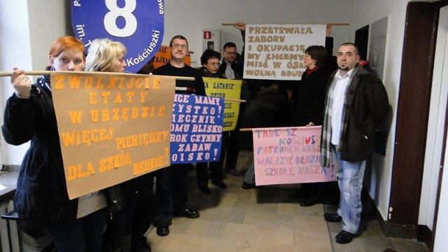 Przed gabinetem wiceprezydenta Ryszarda Fałka, gdzie toczyły się rozmowy o reformie oświaty, trwała pikieta rodziców w obronie placówek.