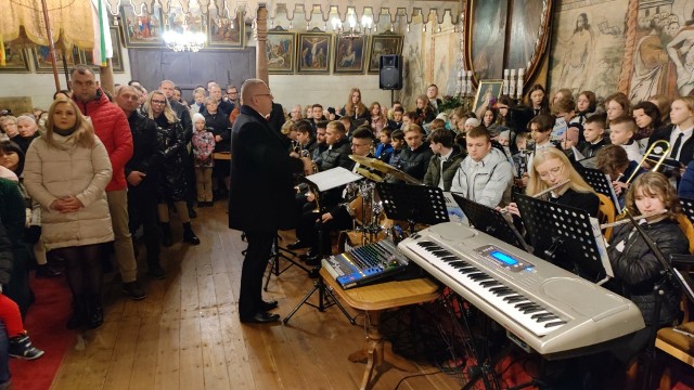 Chór i Orkiestra Młodzieżowego Zespołu MAZURECZEK prezentowała się w kościele w Racławicach