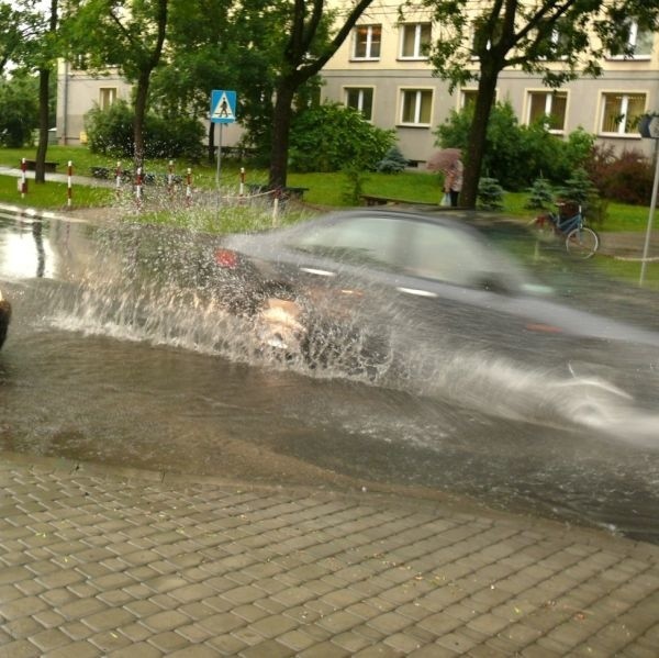 Ruch na ulicy 1 Sierpnia w Stalowej Woli podczas deszczu.