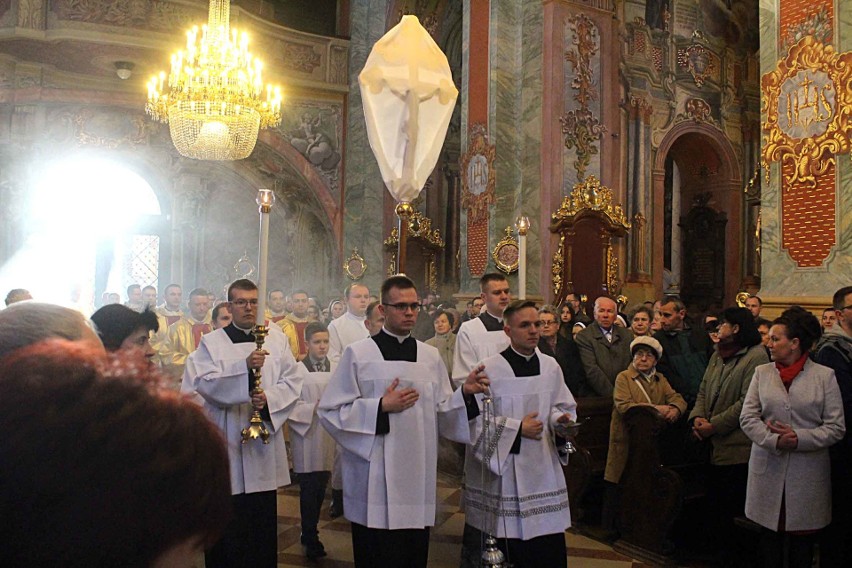 Wielki Tydzień w Lublinie: Kapłani obmyli nogi 12 osobom [ZDJĘCIA]