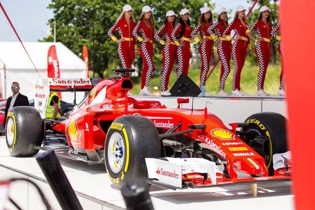 Kimi Raikkonen, mistrz świata Formuły 1 przyjechał do Warszawy. Nie była to jednak zwykła wizyta.Fot. Damian Kujawa