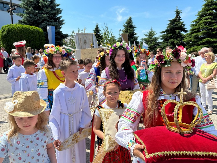 Procesja, która wyszła z kościoła Najświętszej Marii Panny...