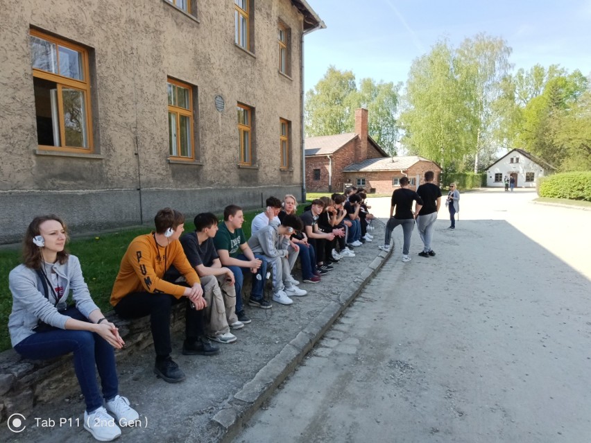 Uczniowie z Gorzyc odwiedzili były niemiecki obóz zagłady Auschwitz-Birkenau. Oddali hołd ofiarom nazizmu