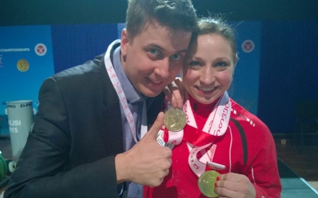 Ola Klejnowska-Krzywańska z medalami w towarzystwie Macieja Barszczaka, dziennikarza TVP Sport