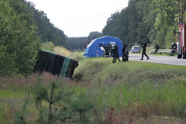 Autobus z rosyjskimi turystami wypadł z drogi koło zjazdu do Lemierzyc