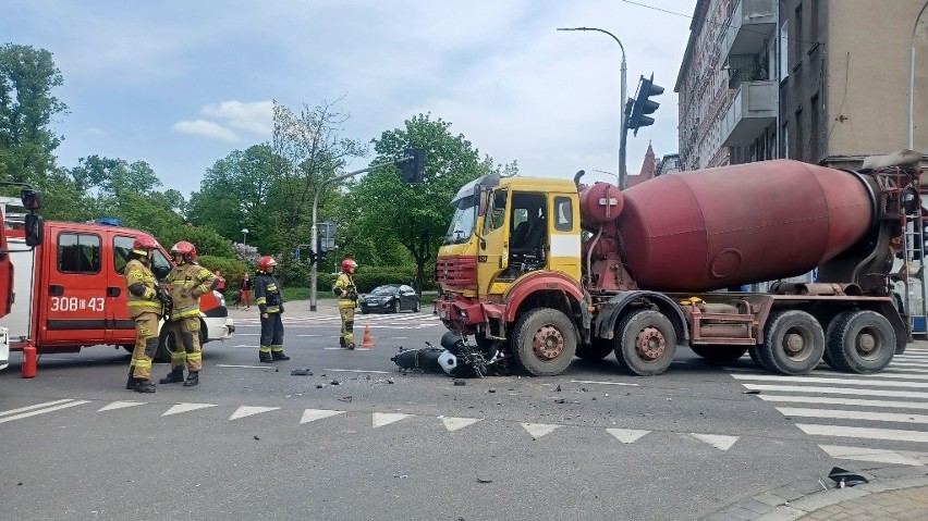 Groźny wypadek motocyklisty we Wrocławiu. Mężczyzna zderzył...