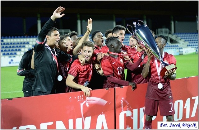 Cztery rzuty karne obronił bramkarz Portugalii, Joao Monteiro, zapewniając swojej drużynie wygraną w Pucharze Syrenki U-17. Rozegrany w Kołobrzegu finał trwających od wtorku zmagań nie przyniósł goli w regulaminowym czasie gry, ale emocji nie brakowało. Należący do ścisłej europejskiej czołówki Portugalczycy w dwóch wcześniejszych meczach strzelili po trzy gole Norwegii i Rumunii. W finale zostali zastopowani przez polską defensywę, chociaż trzeba przyznać, że rywale mieli trochę pecha, dwukrotnie obijając słupek bramki Marcela Lotki. Losy meczu rozstrzygnęły się - tak jak rok temu w starciu dorosłych reprezentacji w ćwierćfinale mistrzostw Europy - w rzutach karnych. O ile jednak wówczas grano do pierwszej nie strzelonej jedenastki, to w Kołobrzegu do pierwszej wykorzystanej. Zaporą nie do pokonania dla młodych Polaków okazał się Joao Monteiro, który obronił wszystkie cztery strzały naszych zawodników! Jego koledzy nie wykorzystali trzech pierwszych jedenastek (słupek, obrona Loski i strzał nad bramką), ale dwie ostatnie już tak i kibice mogli obejrzeć radość w iście południowym stylu. - Fantastyczna postawa bramkarza zdecydowała o tym, że to jednak Portugalia zwyciężyła w tym turnieju. Ale też duże słowa uznania i pochwały dla naszych zawodników, którzy w poprzednich meczach zagrali doskonale. Finał był bardzo interesujący. W końcówce meczu więcej sytuacji mieli Portugalczycy i zasłużenie zwyciężyli - ocenił obecny na turnieju były reprezentant Polski, Stefan Majewski. Polska - Portugalia 0:0, karne 0:2 Polska: Lotka - Smajdor, Pleśnierowicz, NawrockiI, MaćkowiakI (41. Mach), Żuk (52. Eizenchart), Karbownik (80. Czuban), Bogusz (71. Kobacki), Zjawiński (52. Żukowski), Richert (41. Karbownik), CzyżI. Portugalia: Joao Monteiro - Matos, Faustino, Saldanha, Martins, Embaló, Camará, Jocú, Fernandes (59. Cunha), Tavares (66. Correia), Gomes (66. GouveiaI). Zobacz także Magazyn Sportowy GK24 (4.09)