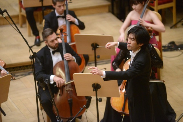 Sinfoniettą Polonią zadyryguje  kierujący nią od początku Cheung Chau
