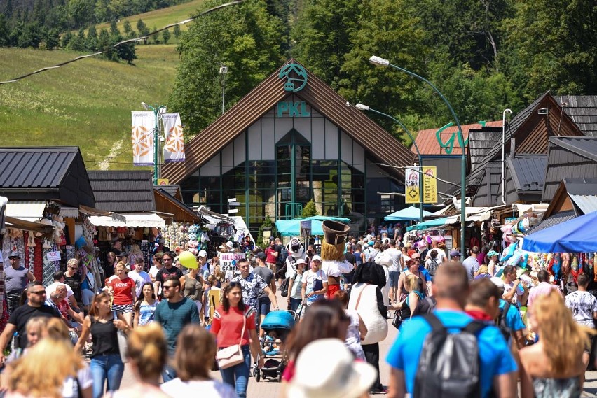 Tłumy osób spacerujących po Krupówkach - 5 lipiec 2018