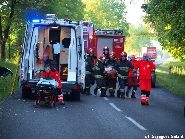 Kierujący audi na zakręcie z niewiadomych przyczyn stracił...