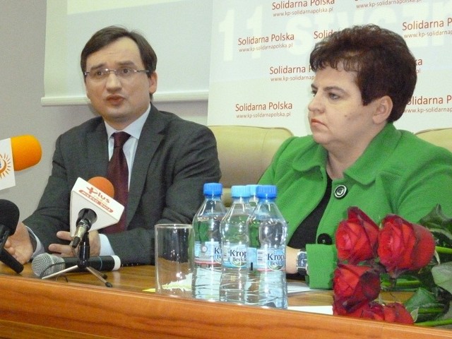 Zbigniew Ziobro i Marzena Wróbel  szukają poparcia wśród potencjalnych sympatyków Solidarnej Polski w Radomiu.  