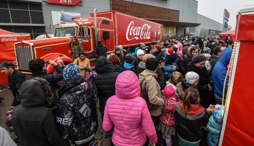 Pojawienie się reklam ze świątecznymi ciężarówkami Coca-Coli...
