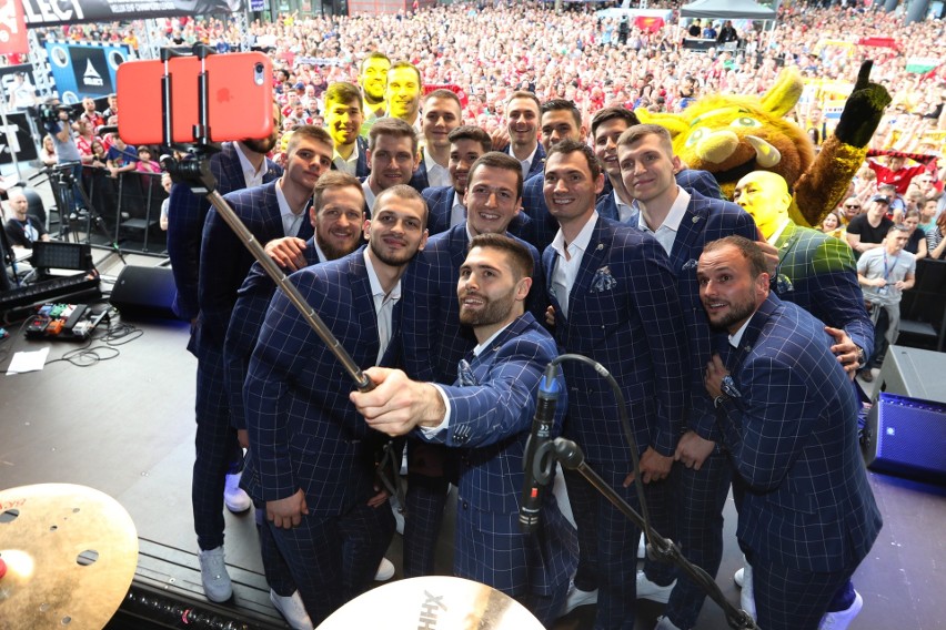 W piątek wieczorem przed halą Lanxess Arena w niemieckiej...