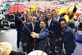 Tak wyglądali piłkarze ręczni PGE VIVE Kielce na scenie w nowych garniturach. W Kolonii zaczęło się Final Four Ligi Mistrzów [ZDJĘCIA]