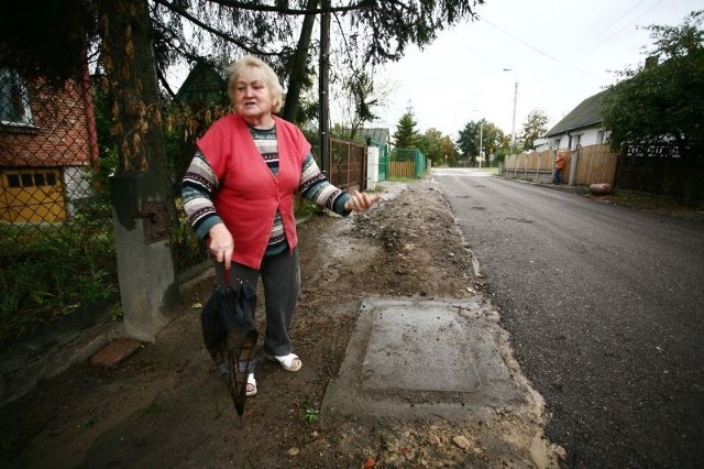 Przez ten nasyp woda po deszczu spływa mi prosto na podwórko &#8211; pokazuje Barbara Matracka, mieszkanka ulicy Dworskiej.