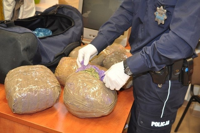 Szamotuły: Miał w torbie podróżnej prawie 7 kilogramów marihuany